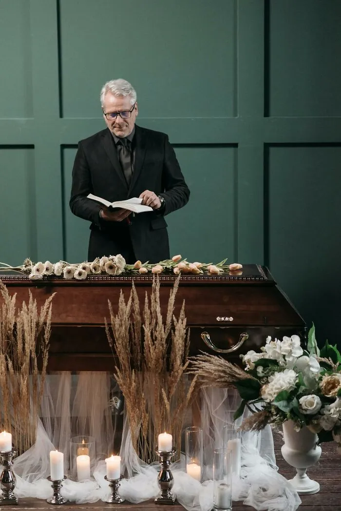 “Painfully Awkward”: 46 Of The Worst And Most Chaotic Funeral Stories People Have Shared