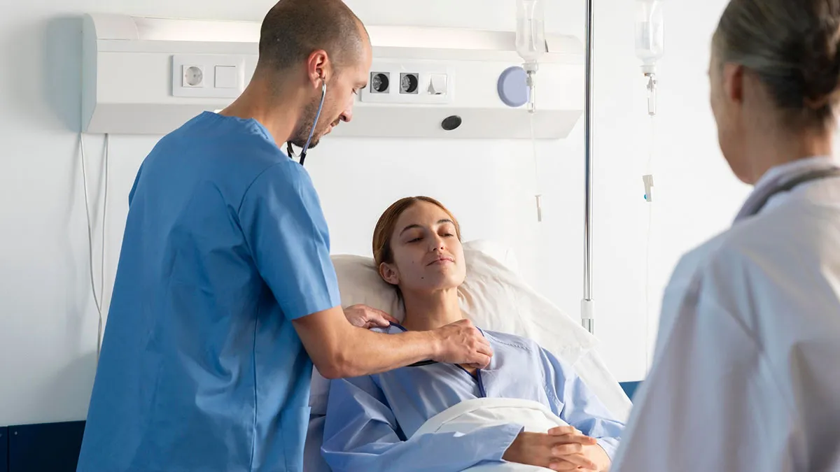 Netizens Shocked By Guy Who Didn't Check Up On GF In Emergency Room And Instead Chose To Sleep
