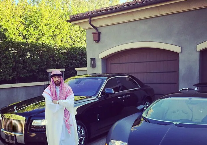 Scott Disick Dressed In A Thobe And Ghutra, A Traditional Arabian Outfit