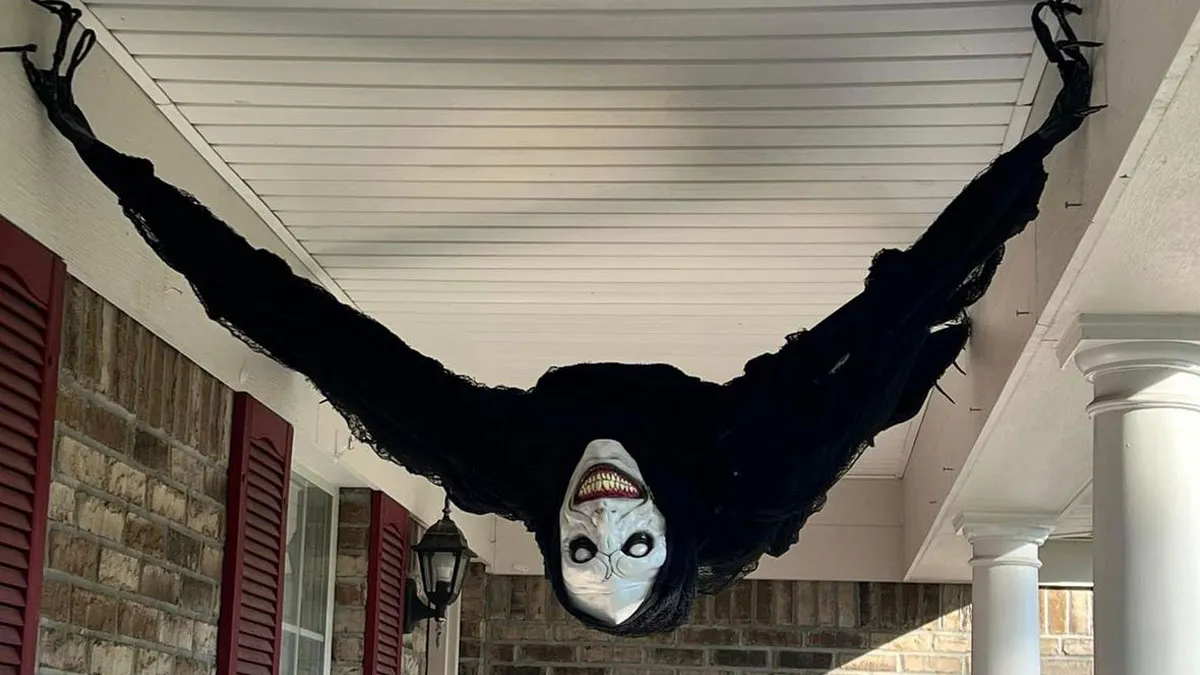50 Pics Of Outdoor Halloween Decorations That People Felt Proud Enough To Share Online (New Pics)