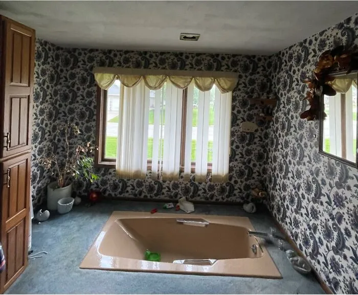 Es la casa de mis suegros y sí, eso es alfombra alrededor de una bañera hundida