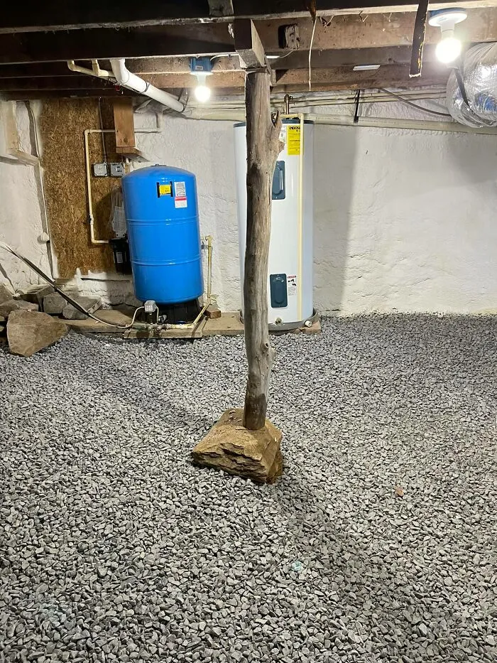 Hoy visité una casa con mi prometido donde los cimientos estaban claramente en mal estado (se veía que el suelo estaba inclinado en algunas habitaciones). Llegamos al sótano y encontramos esto.