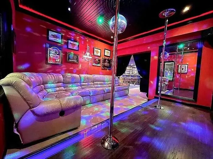 Casa con barras de poledancing