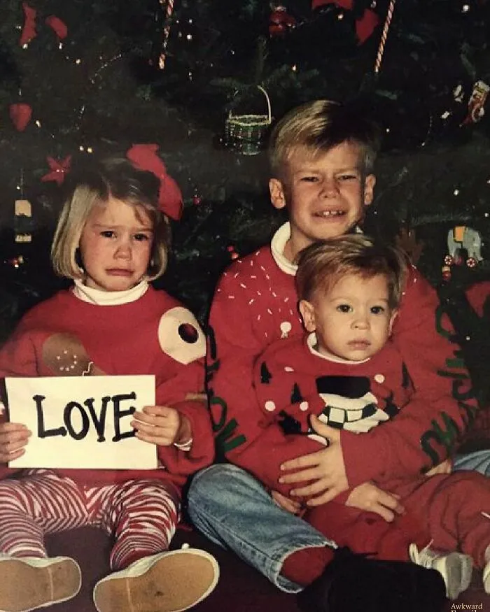 Niños con suéteres navideños en una foto familiar fallida, mostrando expresiones tristes y confundidas, errores fotográficos familiares.