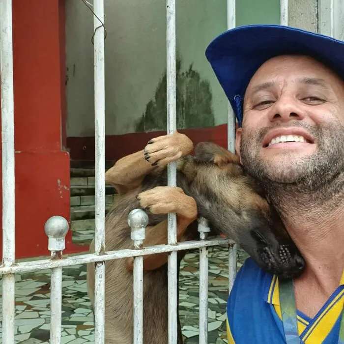 This Kind Mailman Stops To Befriend Dogs During His Deliveries, And It Might Melt Your Heart (50 Pics)