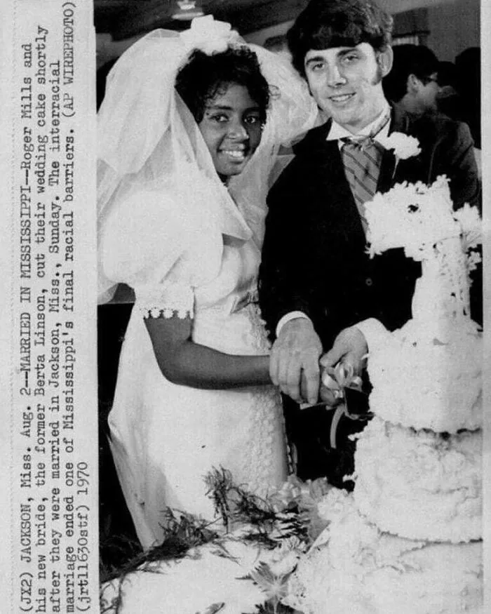 La primera pareja interracial de Mississippi, Berta y Roger Mills, disfrutando de su pastel de bodas en 1970. Hace 55 años.