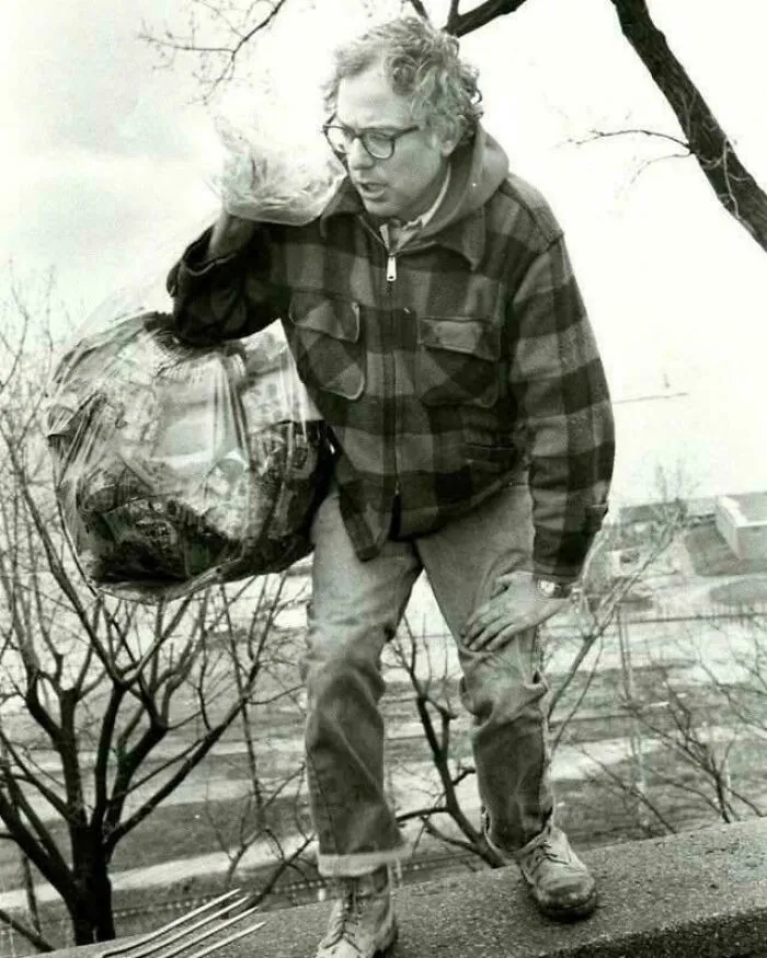 El alcalde de Burlington, Bernie Sanders, recoge basura por su cuenta en un parque público tras ser elegido en 1981, su primera victoria electoral.