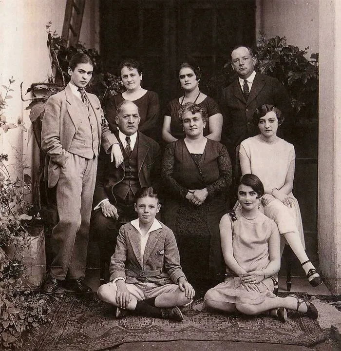 Alrededor de 1924, una joven Frida Kahlo es fotografiada vistiendo un traje de hombre en un retrato familiar.
