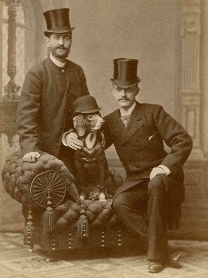 Dos caballeros bien vestidos y su perro igualmente elegante en Estocolmo, Suecia, década de 1880