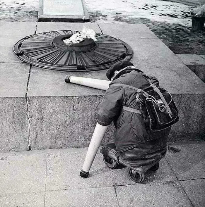 Veterano de guerra soviético cerca de la Llama Eterna en el aniversario del Día de la Victoria en 1966