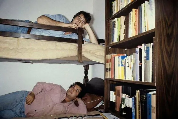 John Belushi y Dan Aykroyd en su pequeño apartamento de Nueva York, a mediados de la década de 1970
