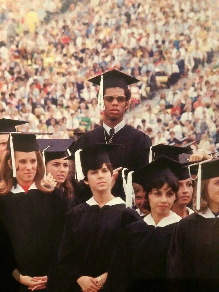 Jóvenes graduados en toga y birrete en una ceremonia masiva, foto rara y poderosa de comunidad histórica online.