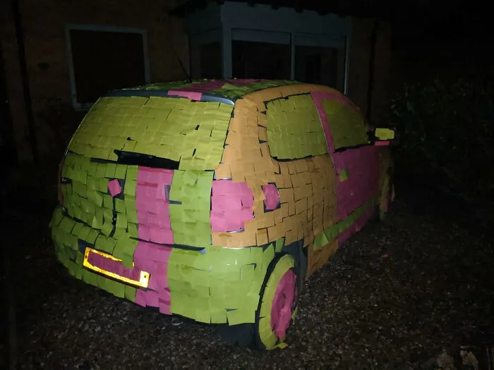 Un amigo nos cubrió el coche de papel higiénico, así que decidimos subir un poco el nivel para vengarnos.
