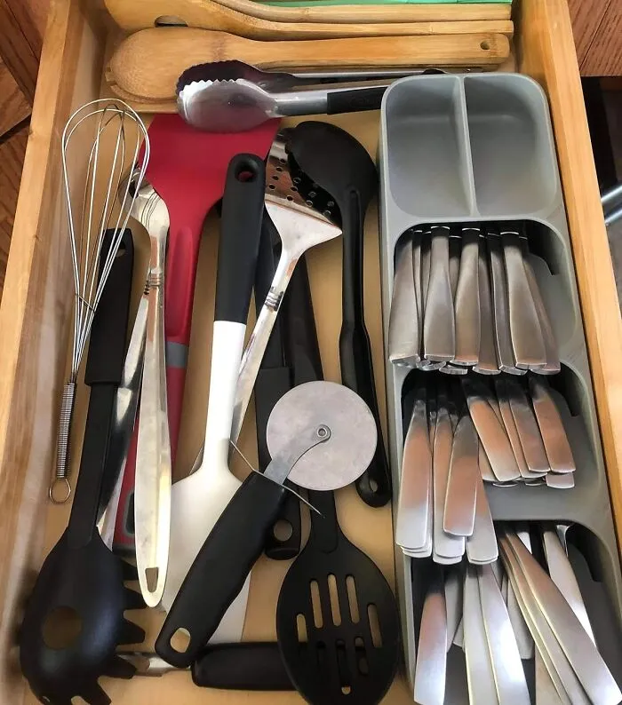 That One Junk Drawer We All Have That's Basically A Horrifying Metal Labyrinth Will Finally Be Tamed With A <a Style="Display:inline;" Href="Https://Www.amazon.com/Joseph-85119-Drawerstore-Organizer-Silverware/Dp/B072r6clrc?ie=utf8&th=1&linkcode=ll1&tag=bpkiwi-20&linkid=5e4b6016ea4796d3bd1c96fe9df29c2b&language=en_us&ref_=as_li_ss_tl" Target="_blank">   <span Style="Font: Inherit; Color: #d74b1f;"> Compact Utensil Organizer </Span>