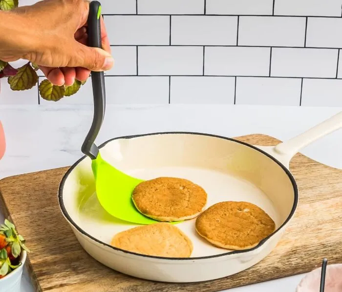  Your Kitchen Counter Will No Longer Be Decorated With Mysterious Drips And Drabs Thanks To This <a Style="Display:inline;" Href="Https://Www.amazon.com/Dp/B00q266y4m?ascsubtag=7965515%2c2%2c62%2cd%2c0%2c0%2c0%2c1396%3a1%3b1338%3a1%3b1515%3a2%2c72295969%2c0%2c0%2cgoogle&btn_ref=srctok-8b55b81b85bf014a&th=1&linkcode=ll1&tag=bpkiwi-20&linkid=ef25c98b2bfa4b14063b018b1becf18c&language=en_us&ref_=as_li_ss_tl" Target="_blank">  <span Style="Font: Inherit; Color: #d74b1f;"> Super-Flexible Sit-Up Spatula </Span>