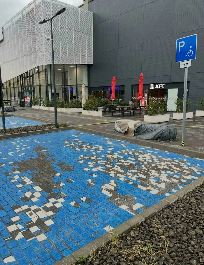 Saludos desde Hungría. Los espacios de estacionamiento accesibles están abiertos.