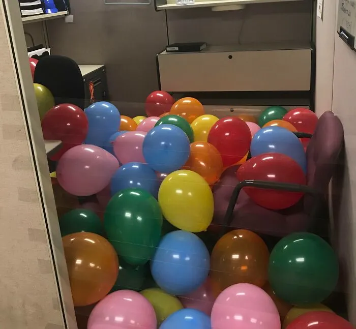 Este tipo del trabajo metió mano en mi computadora hace un par de semanas. Así que, mientras él estaba de vacaciones, me vengué.