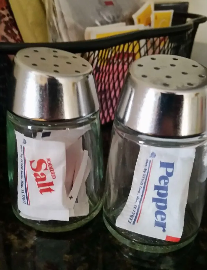 Rellena los saleros y pimenteros. Claro, jefe