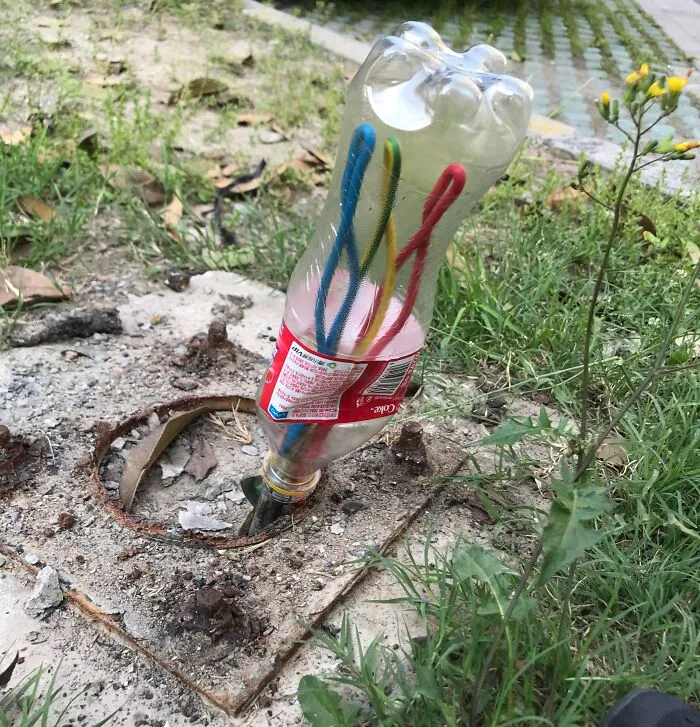 ¿Puedes encargarte de esos cables para que no electrocuten a nadie? Claro, jefe