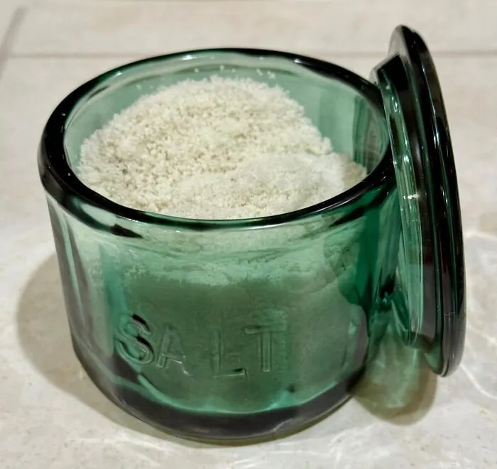  You'll Feel Like The Main Character Of Your Own Cooking Show Every Time You Season Your Food With A <a Style="Display:inline;" Href="Https://Www.amazon.com/Kook-Container-Pressed-Embossed-Emerald/Dp/B0bj7k4zkf?ie=utf8&th=1&linkcode=ll1&tag=bpdodo-20&linkid=1a34d72b8193ef7a8f1102825b9ea615&language=en_us&ref_=as_li_ss_tl" Target="_blank">  <span Style="Font: Inherit; Color: #d74b1f;"> Glass Salt Pinch Pot </Span>
