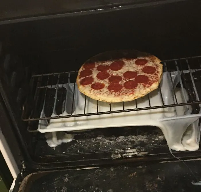 Mi hermano puso una tabla de cortar debajo de la pizza para recoger lo que cayera