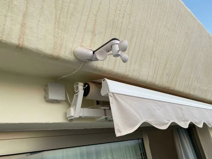 El toldo de mi hotel está conectado a un anemómetro, que lo retrae automáticamente cuando la velocidad del viento es demasiado alta.