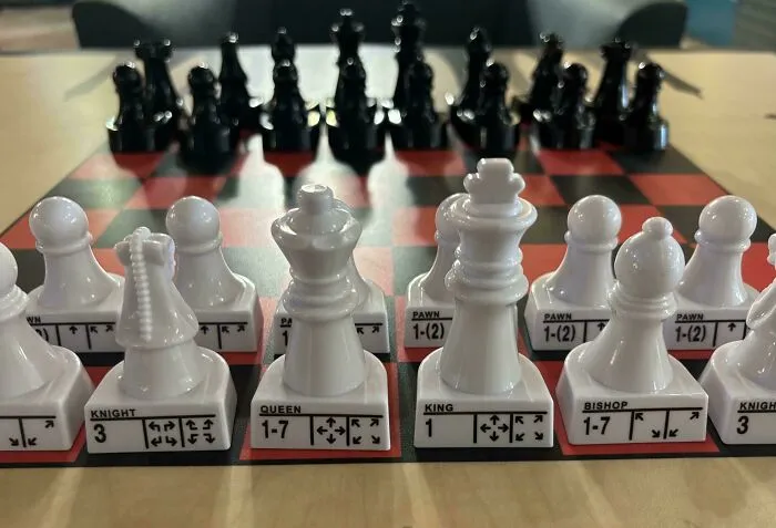 Este juego de ajedrez te enseña cómo se mueven las piezas