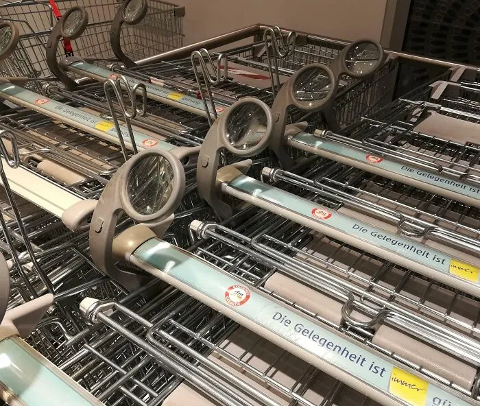 Los carritos de compra de esta tienda vienen con lupas