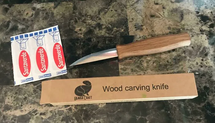 Este cuchillo para tallar madera que compré viene con curitas en la caja.