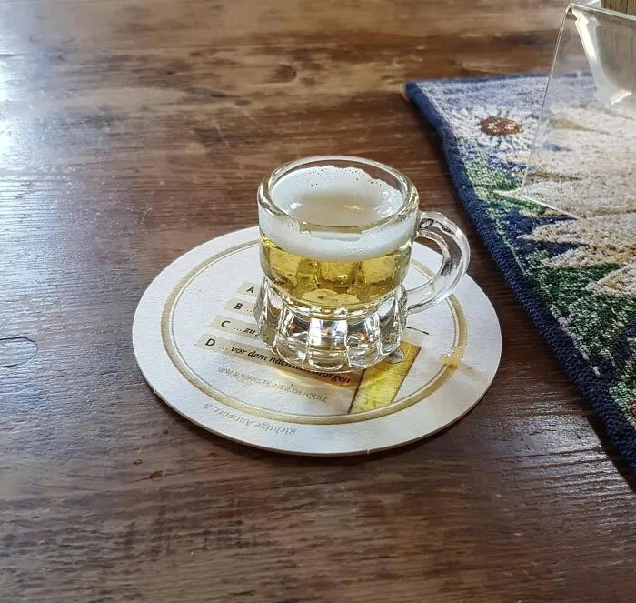 Después de una cena copiosa (Schweinshaxe) en Berlín, pedí solo una cerveza pequeña. Esto fue lo que me trajo el camarero: