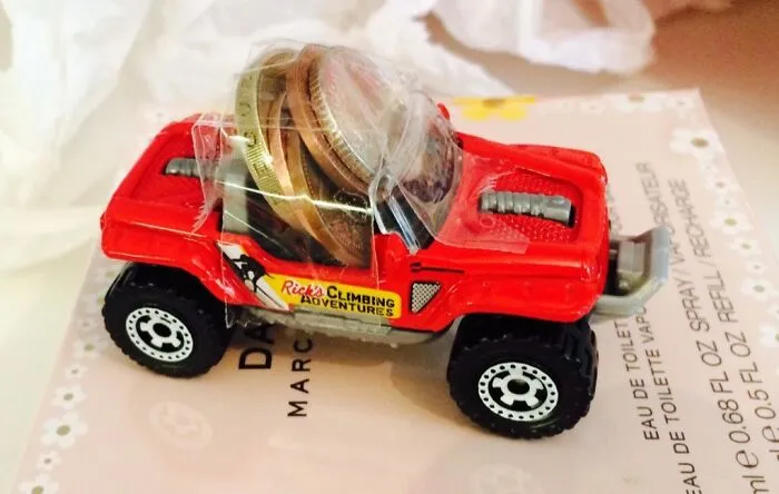 Pedí un coche lleno de dinero para mi cumpleaños, mi abuela me lo regaló