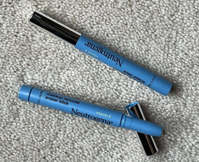 Your Shaky Hands Have Finally Met Their Match When It Comes To Winged Eyeliner With The <a Style="Display:inline;" Href="Https://Www.amazon.com/Neutrogena-Travel-Friendly-Removing-Touch-UPS-Eyeliner/Dp/B0814rk9sd?ie=utf8&th=1&linkcode=ll1&tag=bpsparrow-20&linkid=70a48574c7a909a79257522886ce9977&language=en_us&ref_=as_li_ss_tl" Target="_blank">  <span Style="Font: Inherit; Color: #d74b1f;"> Neutrogena Makeup Remover Eraser Stick </Span>