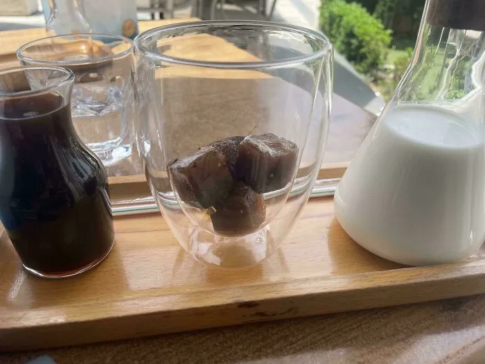 Esta cafetería usa cubitos de hielo de café