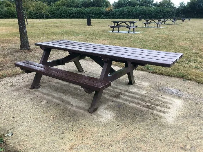 Esta mesa de picnic con una extensión para usuarios de sillas de ruedas