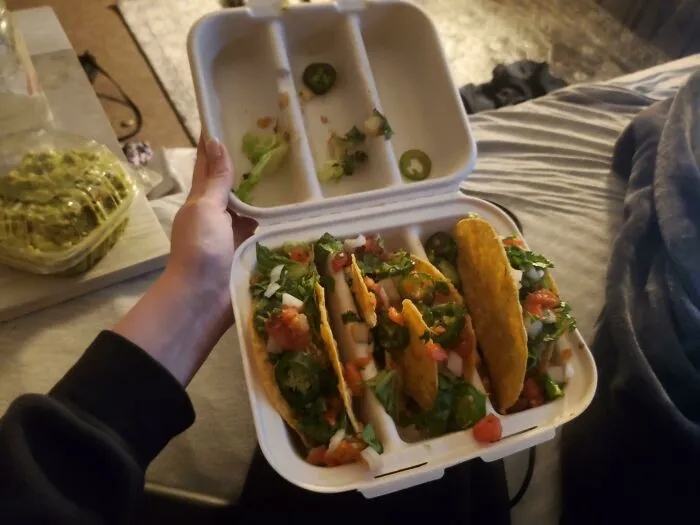 Personas resolviendo problemas diarios con tacos organizados y frescos en un envase práctico y reutilizable.