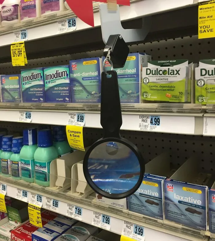 Esta farmacia tiene una lupa para que la gente pueda leer las etiquetas y los detalles de los medicamentos con mayor facilidad.