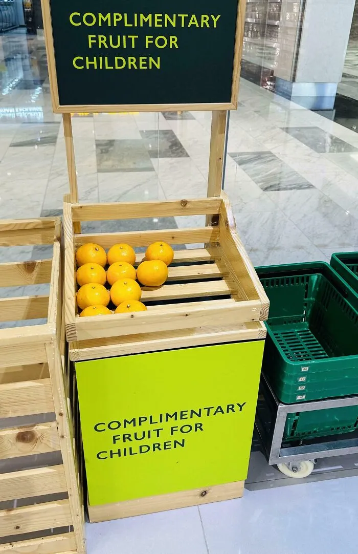 Nuestro supermercado local ofrece frutas gratis para que los niños coman mientras compran