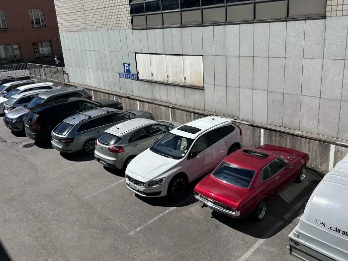 Este estacionamiento tiene líneas blancas en la pared para que sea más fácil aparcar para la gente