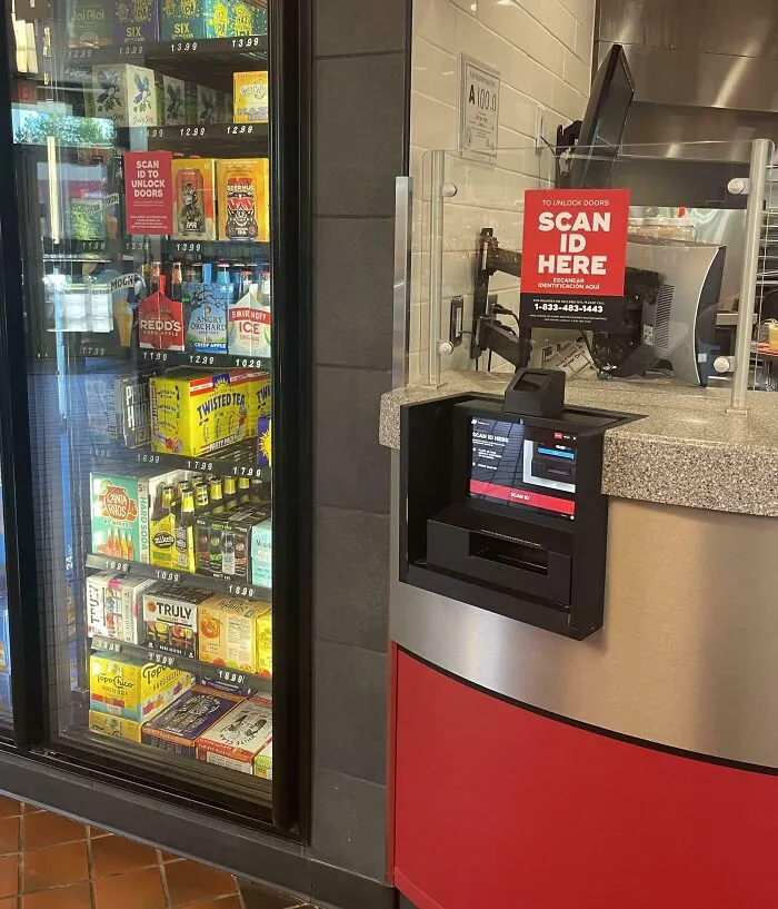 Escáner de identificación para desbloquear puerta en tienda con bebidas, una solución inteligente para problemas cotidianos.