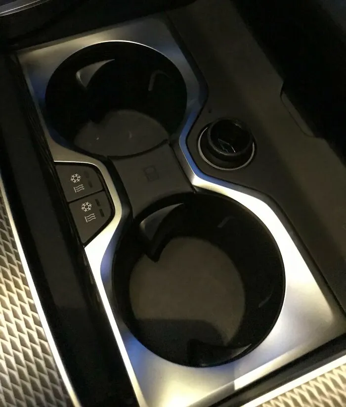 Portavasos de coche con iluminación y controles, ejemplo de soluciones ingeniosas para problemas cotidianos.