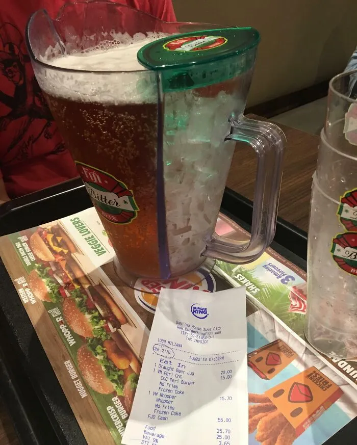 Esta cerveza, comprada en Burger King, venía en una jarra con un compartimento lateral lleno de hielo para mantener la cerveza fresca.