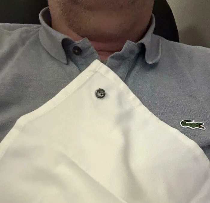 La servilleta de mi vuelo tiene un ojal