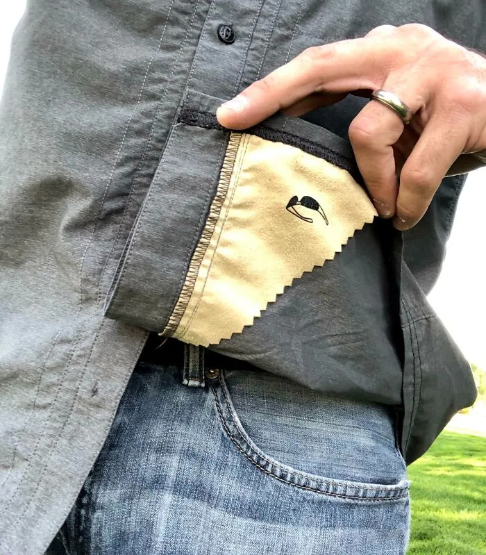 Esta camisa tiene un trozo de tela para limpiar lentes cosido en el interior para tus gafas.