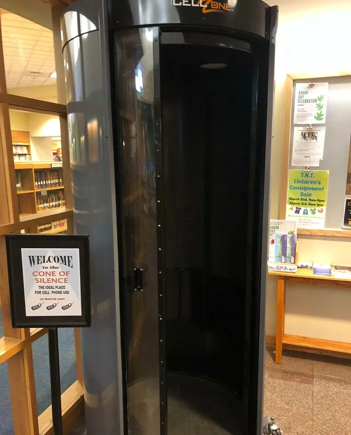 Mi biblioteca local tiene una cabinaa a la que puedes acceder para hablar por teléfono