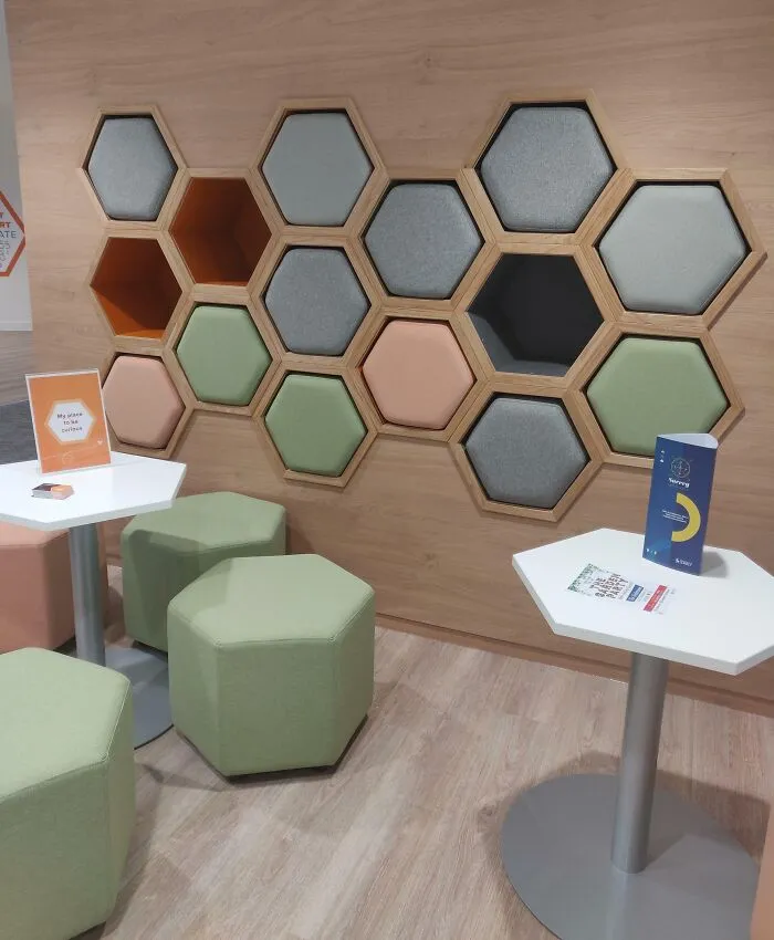 Mi biblioteca universitaria tiene una pared donde literalmente puedes tomar un asiento