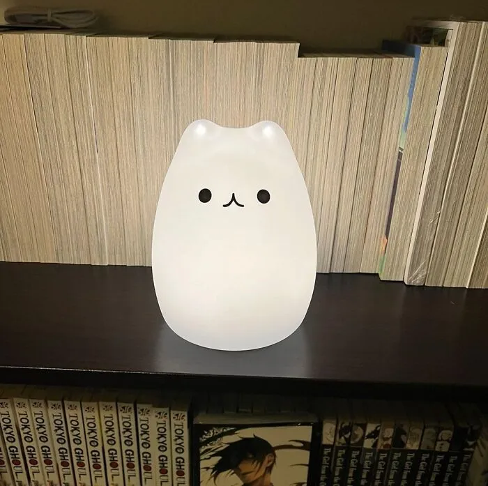The Only Cat That Won't Judge Your Questionable Desk Lunch Is This Adorable <a Style="Display:inline;" Href="Https://Www.amazon.com/Wonenice-Portable-Silicone-Rechargeable-Breathing/Dp/B01lwi7n9w?ie=utf8&linkcode=ll1&tag=bpapple-20&linkid=f67e3ca2c6c7956e656444ea4008da4b&language=en_us&ref_=as_li_ss_tl" Target="_blank"> <span Style="Font: Inherit; Color: #d74b1f;"> Cute Kitty Night Light </Span>