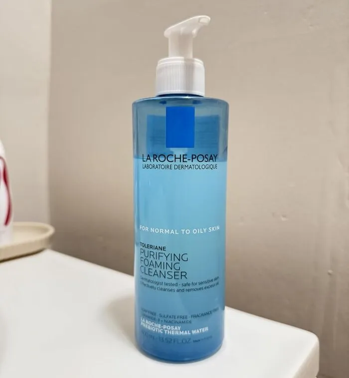 Your Face's Lifelong Nemesis, That One Stubborn Patch Of Oily Skin, Has Met Its Match With A Bottle Of <a Style="Display:inline;" Href="Https://Www.amazon.com/Roche-Posay-Toleriane-Purifying-Sensitive-Niacinamide/Dp/B01n34xw93?ie=utf8&th=1&linkcode=ll1&tag=bpraccoon-20&linkid=253757d737eefb7d5c225b67e3e655ce&language=en_us&ref_=as_li_ss_tl" Target="_blank">  <span Style="Font: Inherit; Color: #d74b1f;"> La Roche-Posay Toleriane Purifying Foaming Facial Cleanser </Span>