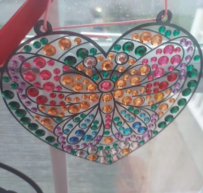 Your Windows Are About To Become A Beautiful, Light-Filled Art Gallery, Curated By Your Resident Tiny Picasso, With A <a Style="Display:inline;" Href="Https://Www.amazon.com/Klever-Kits-Suncatcher-Birthdays-Christmas/Dp/B0cng47xmd?ie=utf8&th=1&linkcode=ll1&tag=bpoctopus-20&linkid=f593451e61c64b9093131e6782b323dd&language=en_us&ref_=as_li_ss_tl" Target="_blank"> <span Style="Font: Inherit; Color: #d74b1f;"> Window Art Suncatcher Kit </Span>