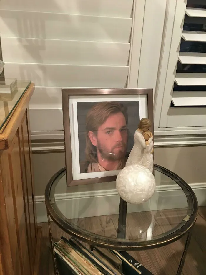 Un aplauso para mi hermano que ha sustituido la foto de Jesús en la casa de mis padres por una imagen de Obi-Wan Kenobi interpretado por Ewan McGregor