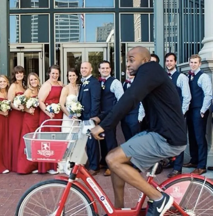 El servicio local de bicicletas compartidas publicó este photobomb